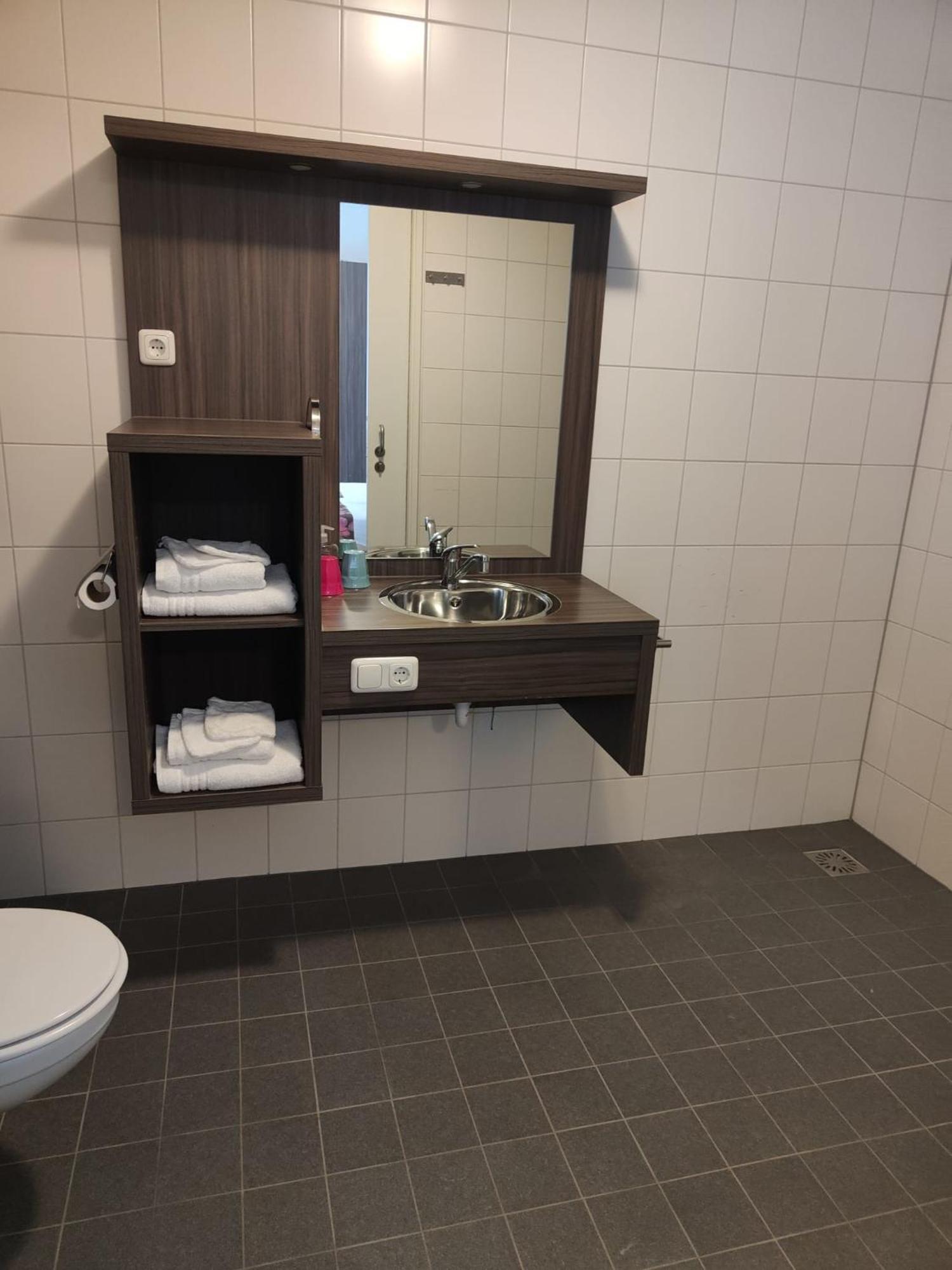 B&B Hotel De Vrije Vogel Elsloo  ภายนอก รูปภาพ